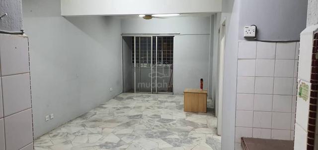 Iris Apartment (Taman Desa) 1