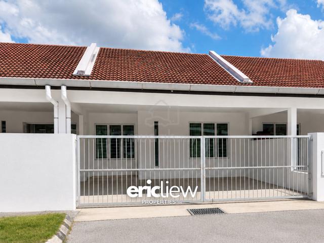 Single Storey Intermediate House at Banquet Square for Sale 1