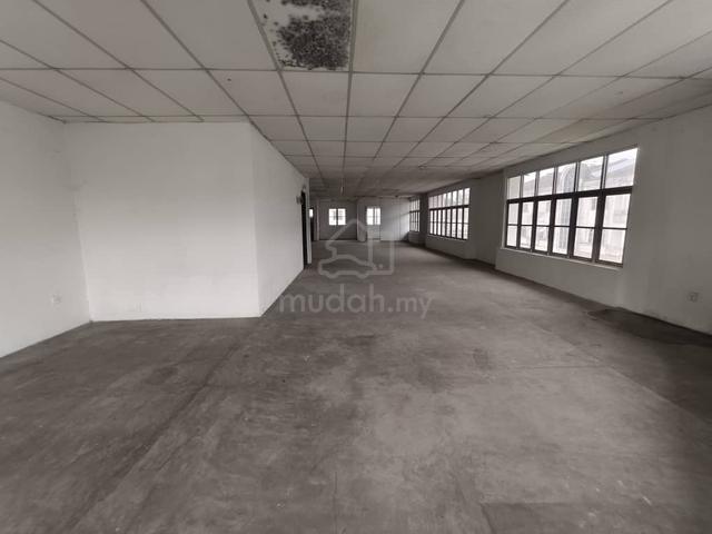Rent/Taman Putri Kulai Near Econsave /3 Storey Shop Corner Lot 1