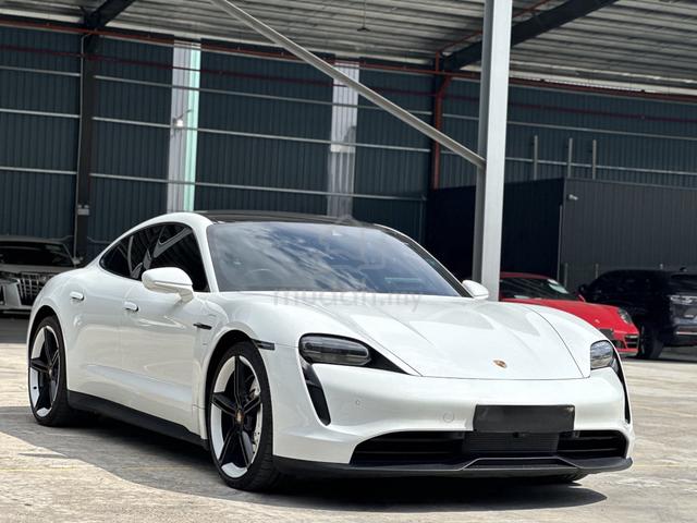 2020 Porsche TAYCAN 4S (A) Red Interior - 3
