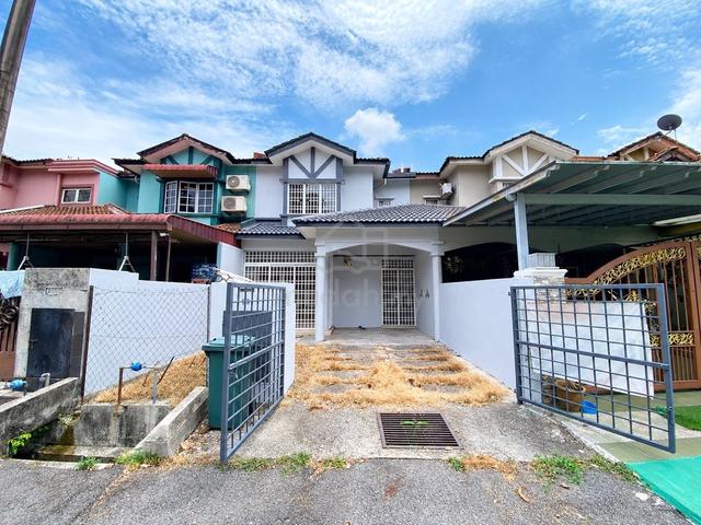 [NEWLY PAINT FACING OPEN]Double Storey Terrace Seksyen 8 Bangi 1