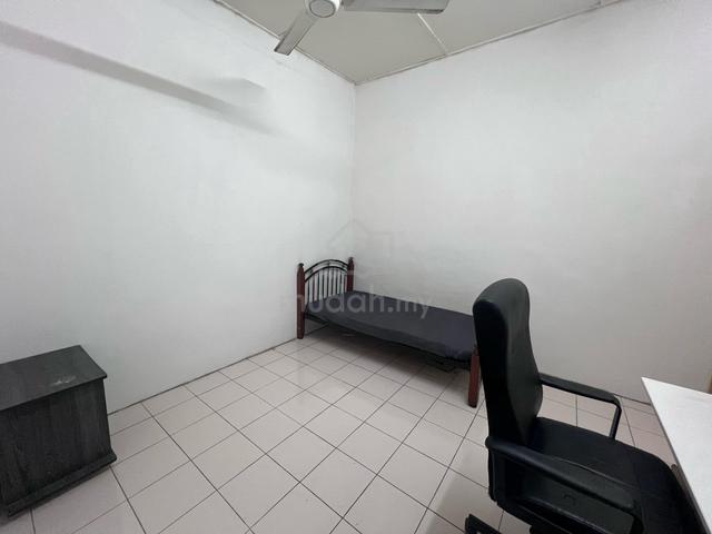 Master Room– Tonwhouse with private bathroom & Aircond At Taman Puncak 1