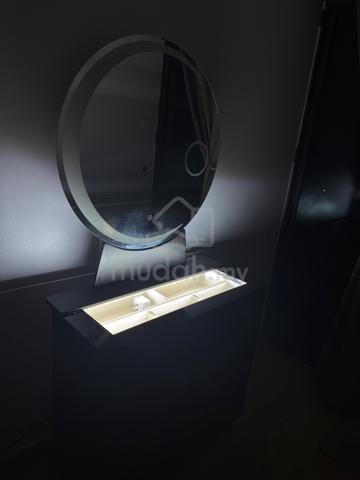 MAKEUP TABLE to letgo!!! - photo 2 of 4