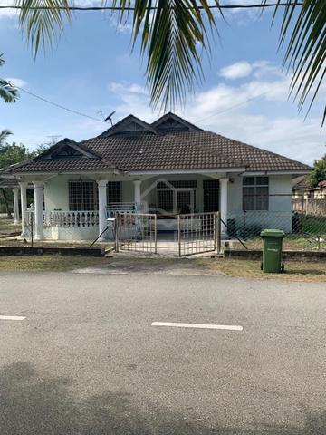 Banglo Corner lot fully renovated sg isap 1