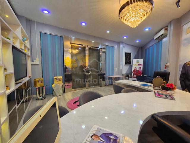 Corner lot Facing mainroad 3 storey shop at perniagaan putra sentosa 1