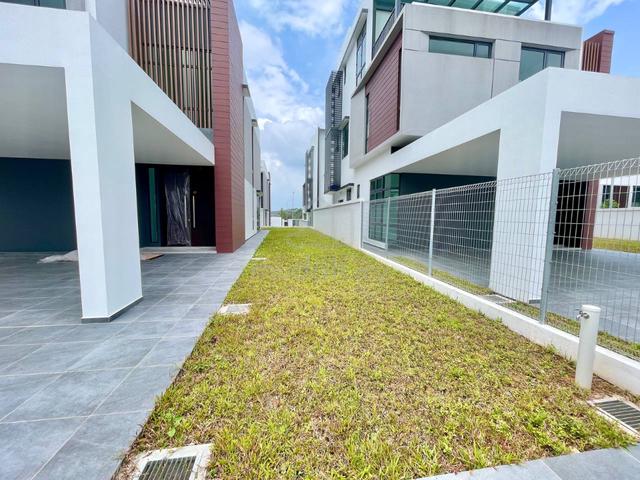 Seri Austin Heights 3 Storey Bungalow Brand New Original with Gymroom 2