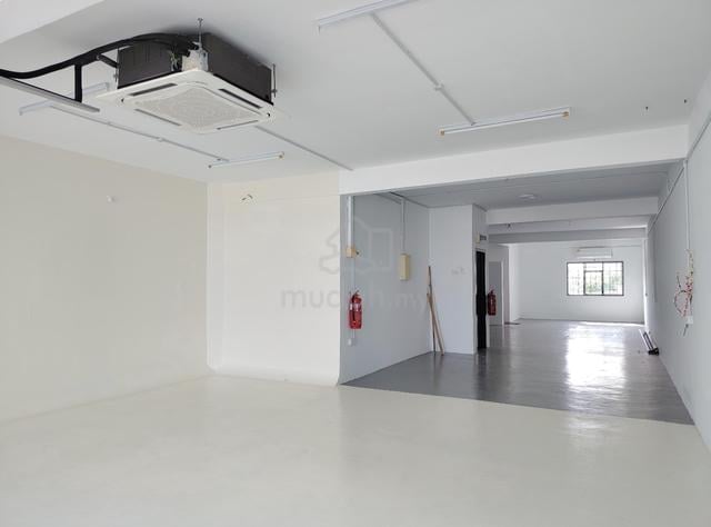 (1st floor + face mainroad) Kota Laksamana near to Jonker Street 1