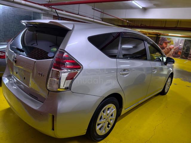 2019 Toyota Pruis Alpha - 4