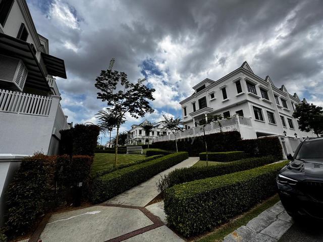 Nicely Renovated 2.5 Storey Superlink End Lot Eco Botanic The Chateau 1