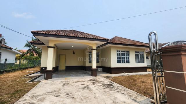 Banglo Setingkat Pantai Sepang Putra, Sepang 1