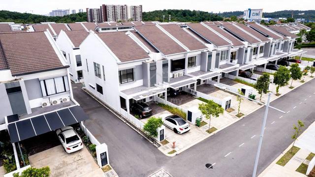 End Lot! Double Storey Terrace, Lambaian Dua Residence, Kajang 1