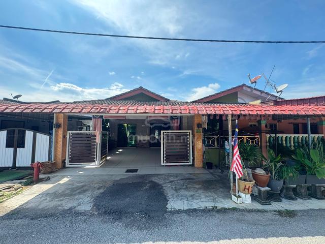 End Lot Freehold. Fully Renovated Extended Kitchen 1