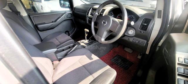 NISSAN NAVARA 2.5 AT CALIBRE 4X2 LIKENEW CONDITion - 2