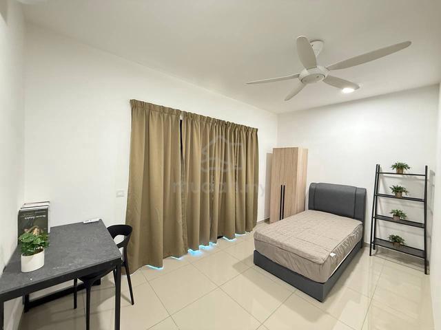 Duduk Se Ruang Medium Room For Rent Next to Sanctuary Mall 1