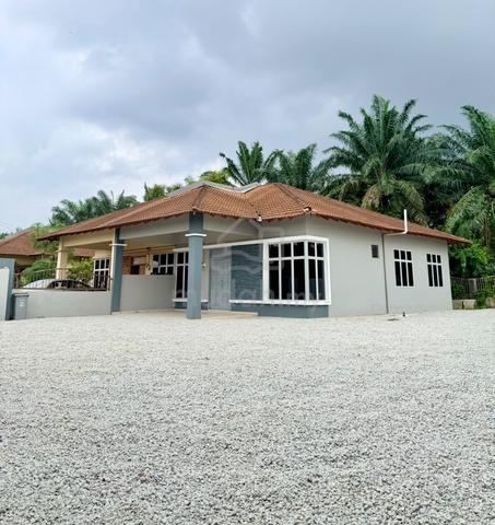 [CORNER LOT] Semi-D 1 Storey Taman Temiang Utama Muar, Johor 1