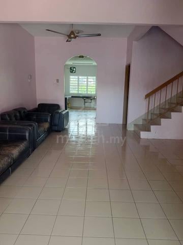 5 minutes to UITM /spacious double storey house at Thivy Jaya 1