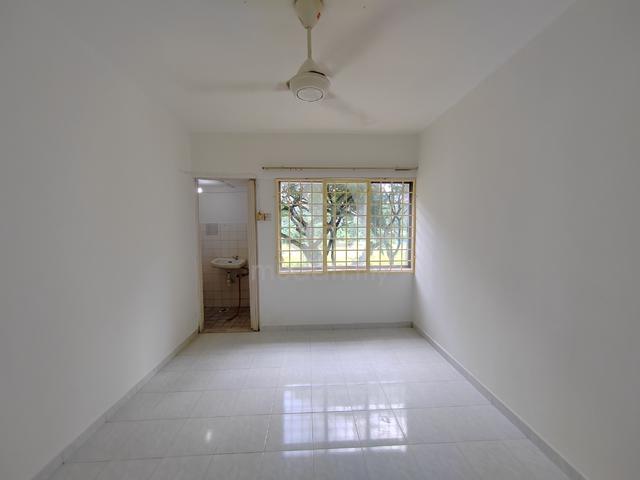 Iris Apartment (Taman Desa) 1