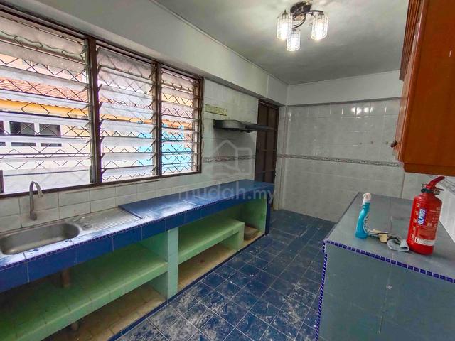 single storey terraced house ( Taman desa jaya )kepong,kitchen cabinet 1