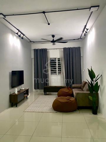 MASTER BEDROOM with Private Bathroom – Mercu Jalil 1