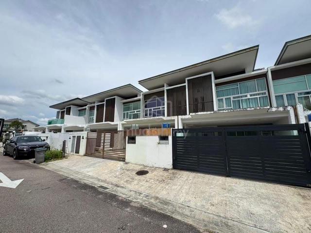 Seri Mount Austin Hills Jade 2 FULL LOAN 24x75 Value 950k Renovated 1