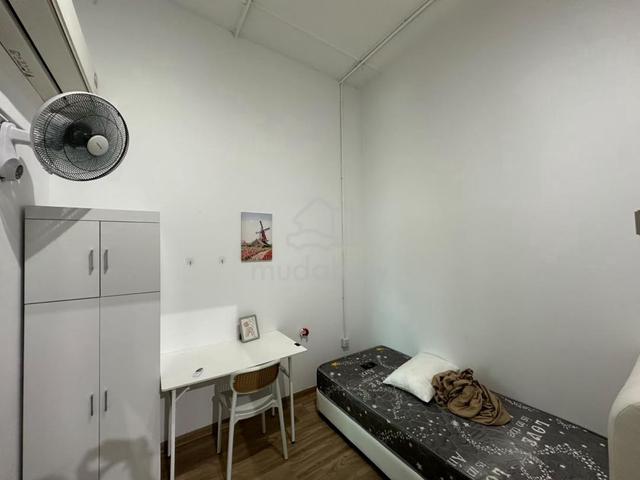 Georgetown room with private bathroom aircon near gleneagles hospital 1