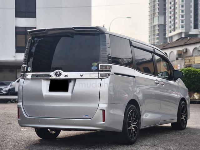 2018 Toyota VOXY X 2.0 FACELIFT F/LEATHER 8 SEATER - 2
