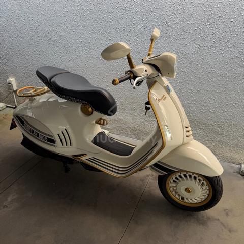 Vespa 946 Christian Dior Limited Edition - photo 7 of 20