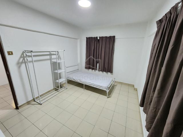 Bilik Master Single Flat Taman Batu Permai 1