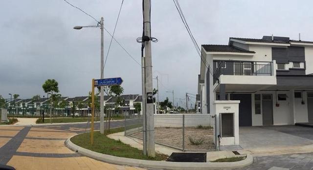 CORNER UNIT TOWNHOUSE Simfoni Perdana LBS Alam Perdana Puncak Alam 1
