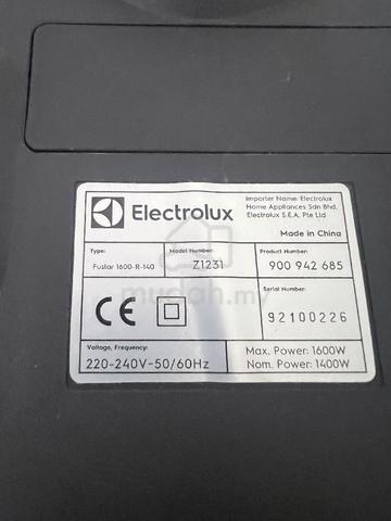 Electrolux CompactGo Cyclonic Vacuum - photo 3 of 6