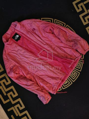 The North Face pink puffer jacket - photo 3 of 6