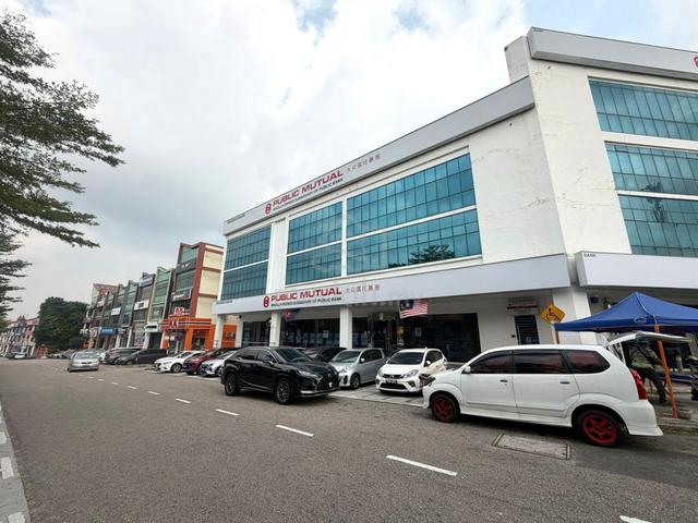 ROI 5% TAMAN MOLEK 3.5 storey Shoplot 24x90 Facing Main Road 1