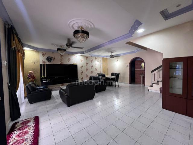 Jalan Nuri Bandar Putra Kulai | Non Bumi | 2 Storey Terrace 4 Bedrooms 1