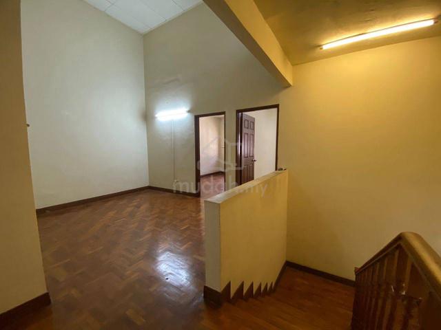 Permas Double Storey/ Near CIQ/ Partial Furnished/ G&G 1