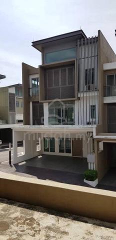 [RENT] KARISMA HILL SERI KEMBANGAN 3STOREY WITH swimming pool EQUINE 1