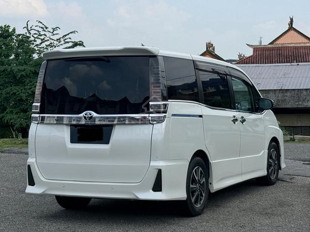 Low Mileage 2019 Toyota VOXY 2.0 ZS KIRAMEKI II - 4