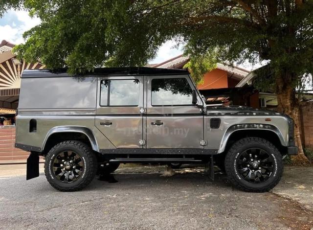 2002 Land Rover DEFENDER 2.5 110SW (M) - 1