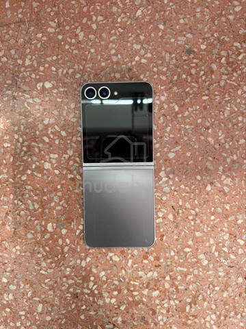 samsung z flip 6 256gb - photo 2 of 4