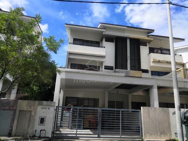 3 storey semi detached house in Summer Hill Vila near to industry 1