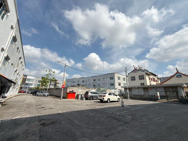 Corner Lot Freehold 3 Storey Shop Ready Tenant Plaza Semabok Square 1