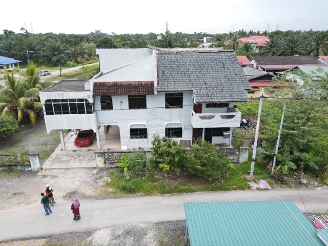 Banglo Beserta Tanah Yang Luas, 7 Blk 4 Blk Air, Bt Pahat, Johor 4