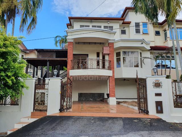 2.5 storey semi detached house with unique renovation 1