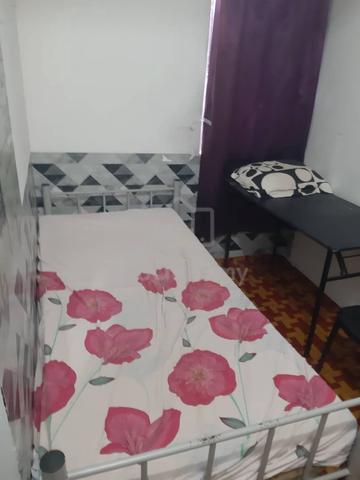 Room (attach bathroom) at Lima Kedai, Gelang Patah, Johor. 1