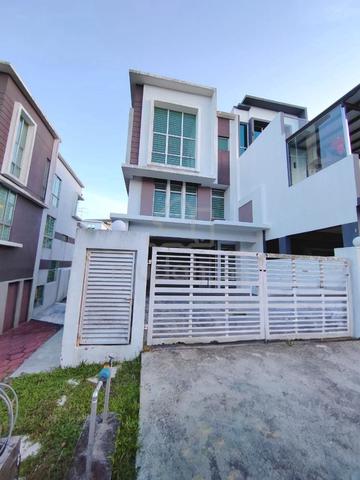 2.5 storey Endlot house bandar seri alam for rent 1