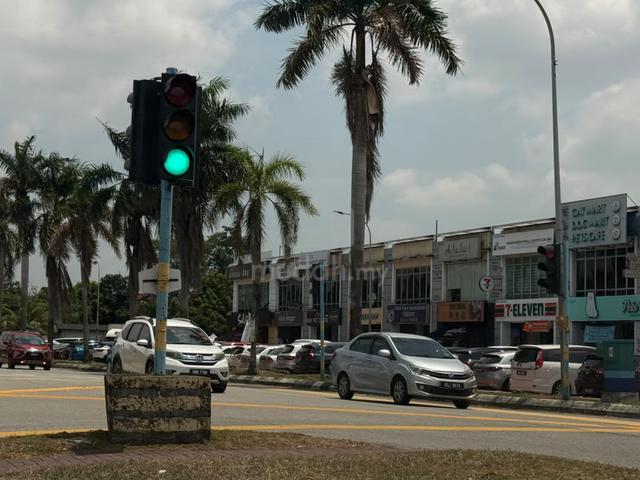 Facing Mainroad 22x75 Ground floor shop Bukit Tinggi Klang for Rent 1