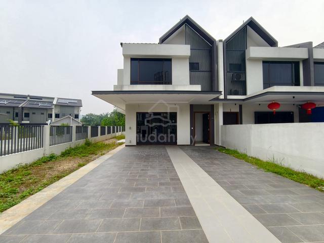 BK8 End Lot with Squarish Land ,Can Park 4 Cars, Long Car Porch, 1