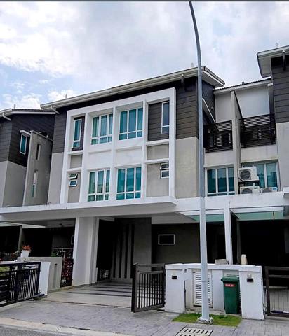 Tiara South Semenyih@3 Storey Terrace House For Sale- Nice unit As New 1