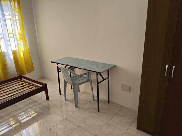Spacious room in Kota kemuning 1