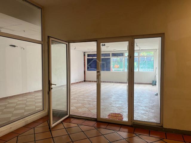 Ground floor lobby ,suitable for  retail or office 1