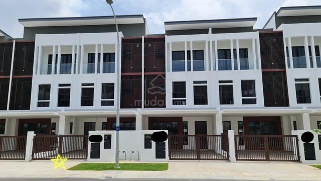 3 storey's with 6 rooms 6 bathrooms and Intermediate Lot 1